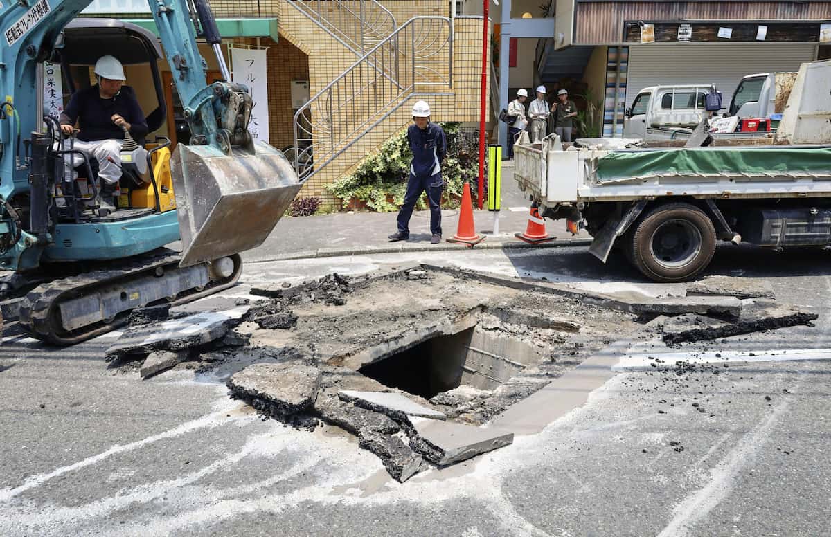 【福岡】「道路が陥没した」県道に深さ1mの穴、軽乗用車の後輪はまる　運転手にけがなし　北九州市小倉南区徳力